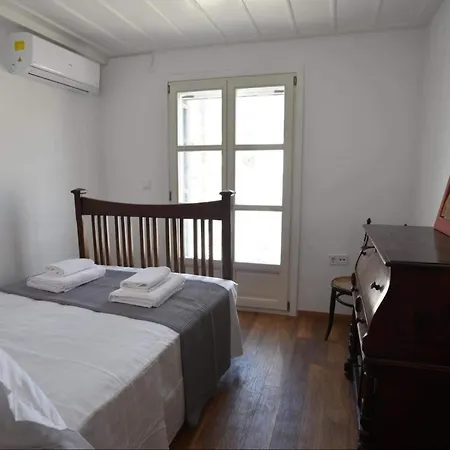 Zoe Apartman *